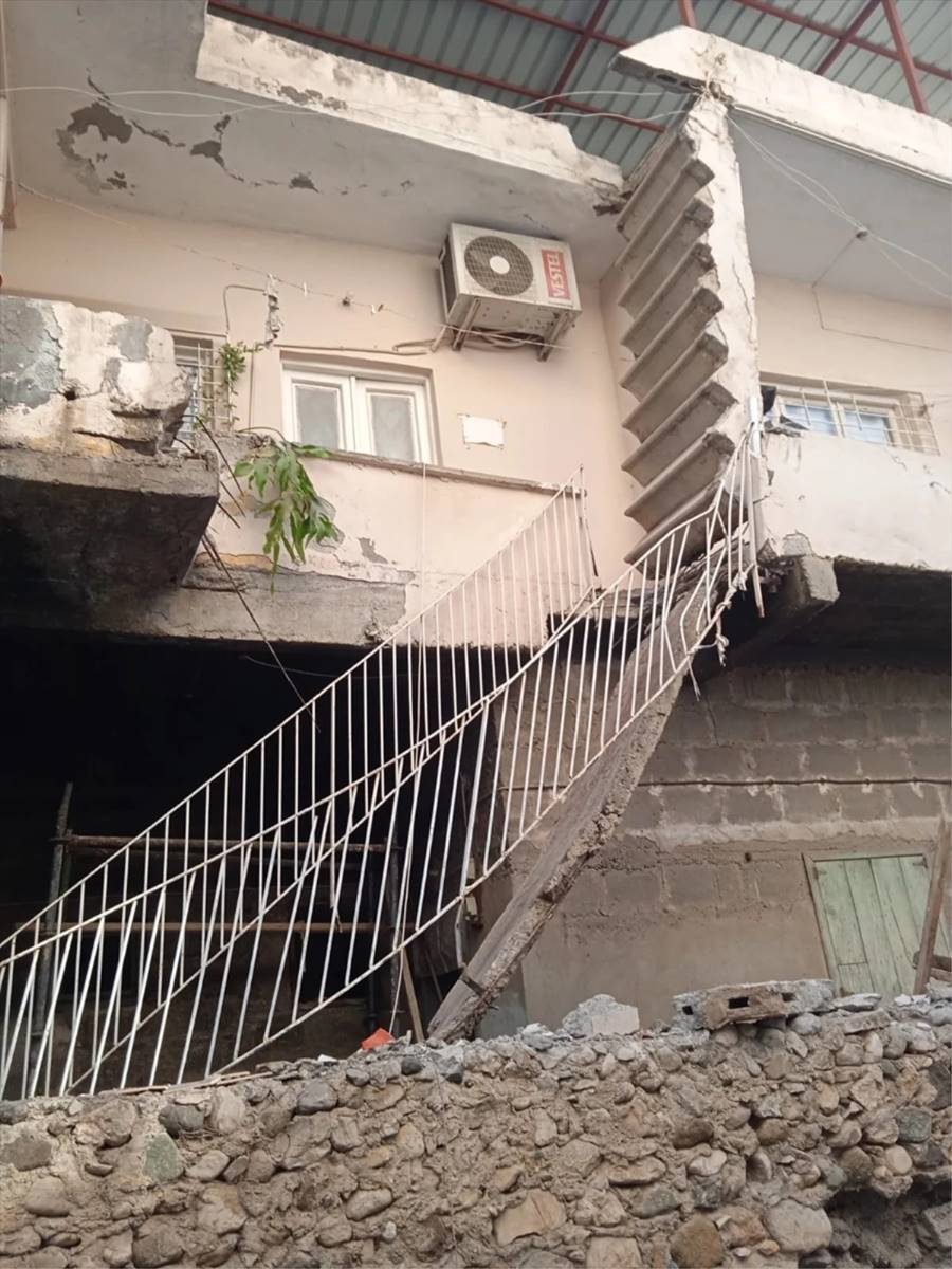 İskenderun'da iş cinayeti: Beton merdiven 57 yaşındaki inşaat işçisinin üzerine çöktü!