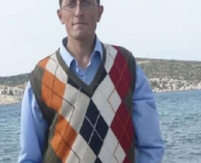 Üzerine elektrik direği devrilen işçi yaşamını yitirdi