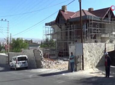 Kayseri'de inşaat zeminine düşen işçi ağır yaralandı 10