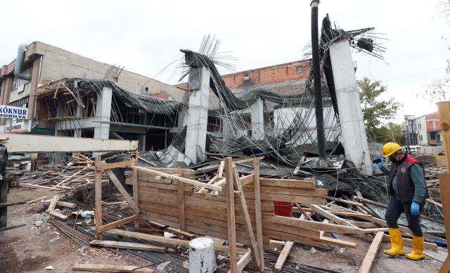 Ankara'da inşaat kirişleri çöktü: 3 işçi yaralandı 3
