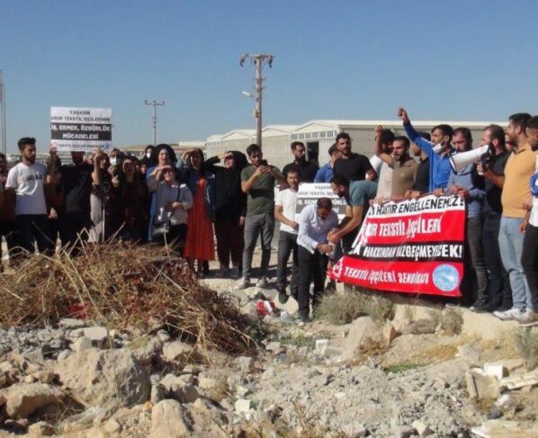 Şanlıurfa'da işten çıkarılan 350 işçi fabrika önünde eylem yaptı 9