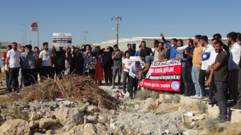 Şanlıurfa'da işten çıkarılan 350 işçi fabrika önünde eylem yaptı 3 Şanlıurfa'da işten çıkarılan 350 işçi fabrika önünde eylem yaptı 3