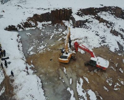 Ataşehir'de suya gömülen kepçede operatör hayatını kaybetti