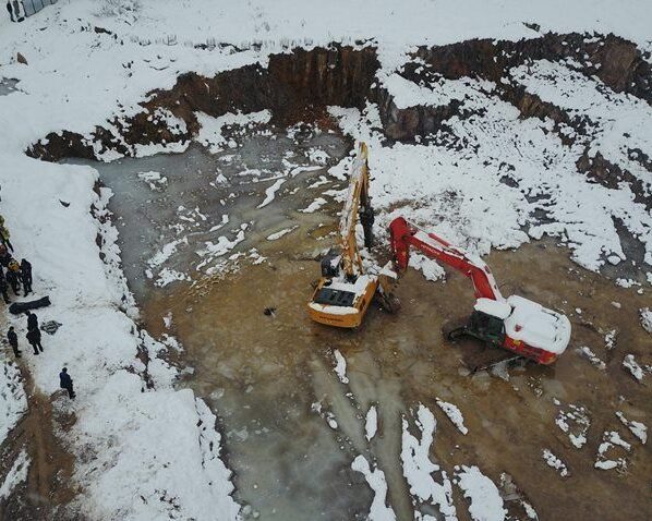 Ataşehir'de suya gömülen kepçede operatör hayatını kaybetti