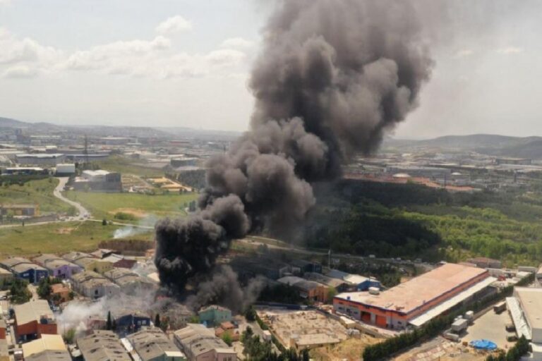 Tuzla'da 3 işçiye mezar olan fabrikanın mühürlendiği ortaya çıktı 12 Tuzla'da 3 işçiye mezar olan fabrikanın mühürlendiği ortaya çıktı 1