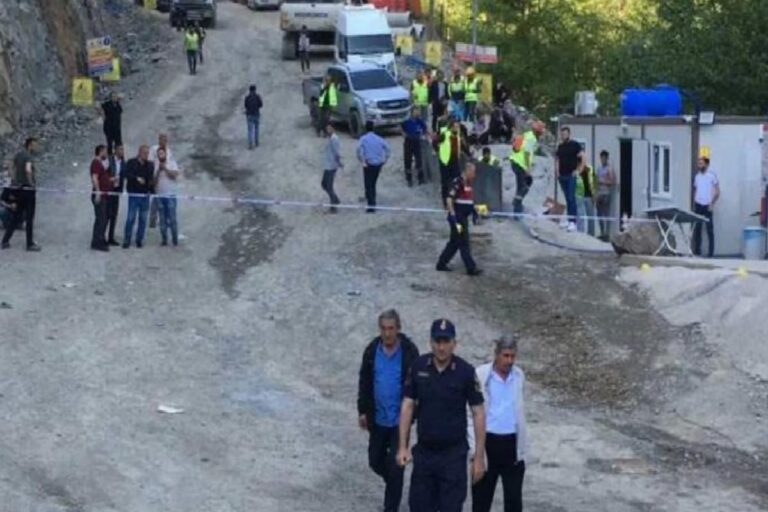 Rize'de iş cinayeti: İnşaatın taş ocağındaki tanker kazasında 2 işçi yaşamını yitirdi 3 Rize'de iş cinayeti: İnşaatın taş ocağındaki tanker kazasında 2 işçi yaşamını yitirdi 1