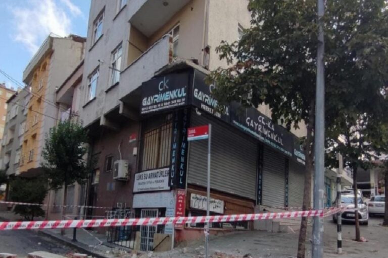 İstanbul'da iş cinayeti: Balkondan düşen Hüseyin Efe hayatını kaybetti 11 İstanbul'da iş cinayeti: Balkondan düşen Hüseyin Efe hayatını kaybetti 1