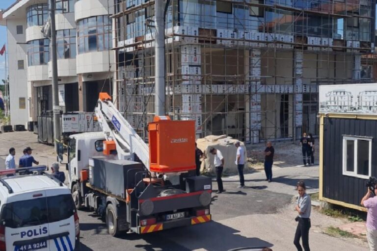Kocaeli'de iş cinayeti: Elektrik akımına kapılan Bülent Aslanzemin zemin kata düşerek hayatını kaybetti 14 Kocaeli'de iş cinayeti: Elektrik akımına kapılan Bülent Aslanzemin zemin kata düşerek hayatını kaybetti 2
