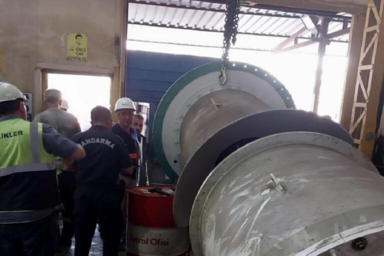 Kütahya'da iş cinayeti: Termik santralde pompanın altında kalan Muharrem Altıntaş hayatını kaybetti 3 Kütahya'da iş cinayeti: Termik santralde pompanın altında kalan Muharrem Altıntaş hayatını kaybetti 1