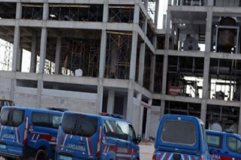 Gaziantep'te iş cinayeti: Fabrikada çelik platform çöktü: 1 ölü, 4 yaralı 13 Gaziantep'te iş cinayeti: Fabrikada çelik platform çöktü: 1 ölü, 4 yaralı