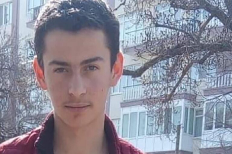 Balıkesir’de iş cinayeti: 17 yaşındaki Emre Koç staj yaptığı okulda yaşamını yitirdi 2 Balıkesir’de iş cinayeti: 17 yaşındaki Emre Koç staj yaptığı okulda yaşamını yitirdi