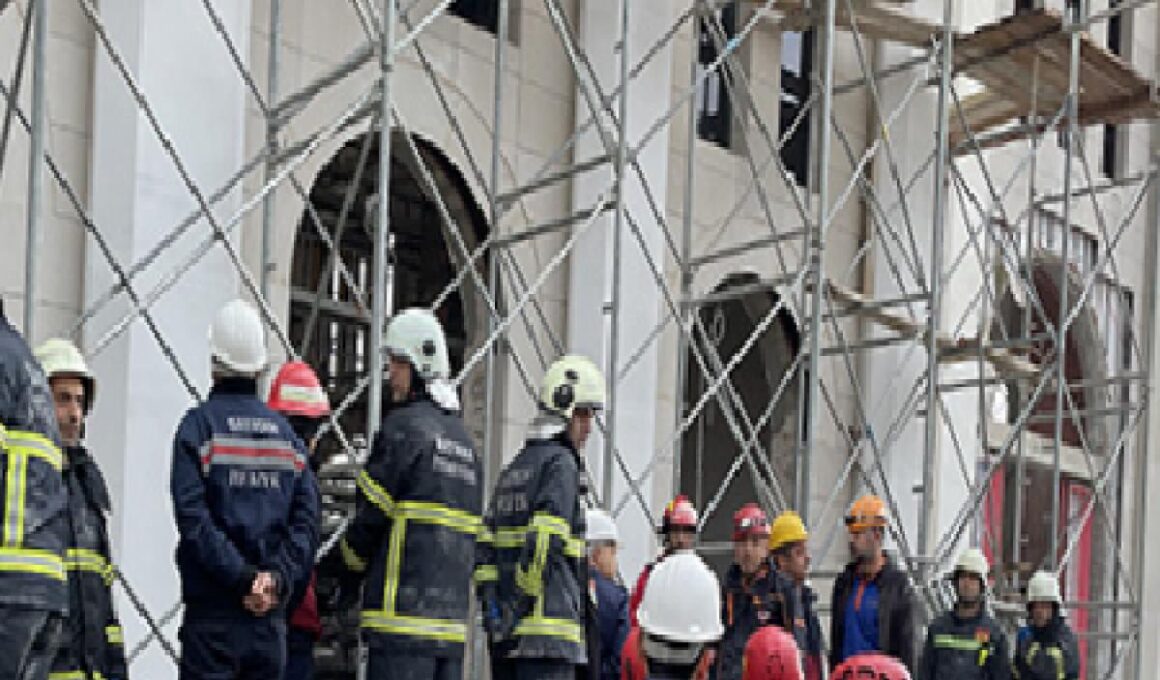 Batman'da cami inşaatında iskelenin çökmesi sonucu ağır yaralanan işçi hayatını kaybetti