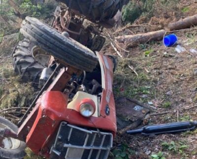 Devrilen traktörün altında kalan işçi hayatını kaybetti