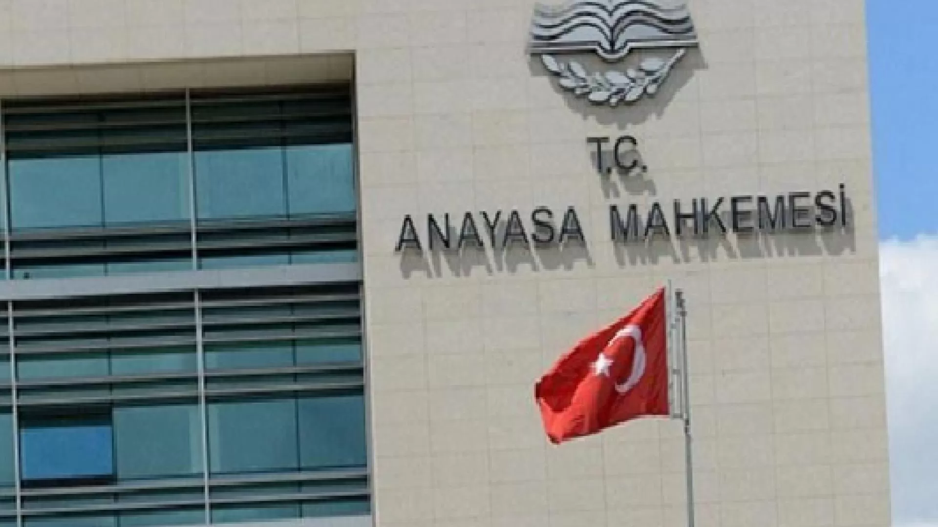 AYM, iş yerinde bildiri dağıtılması nedeniyle işten çıkarılmayı hak ihlali saydı 1