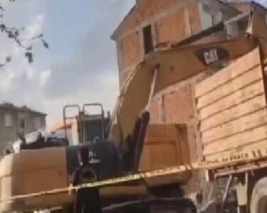 Elazığ'da kepçe ile kamyon arasına sıkışan işçi hayatını kaybet