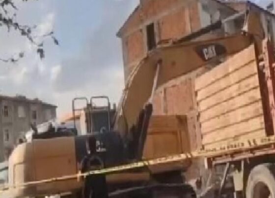 Elazığ'da kepçe ile kamyon arasına sıkışan işçi hayatını kaybet