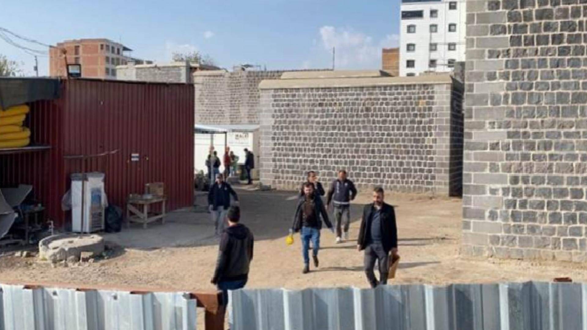 Diyarbakır’da üstüne duvar düşen 53 yaşındaki işçi yaşamını kaybetti