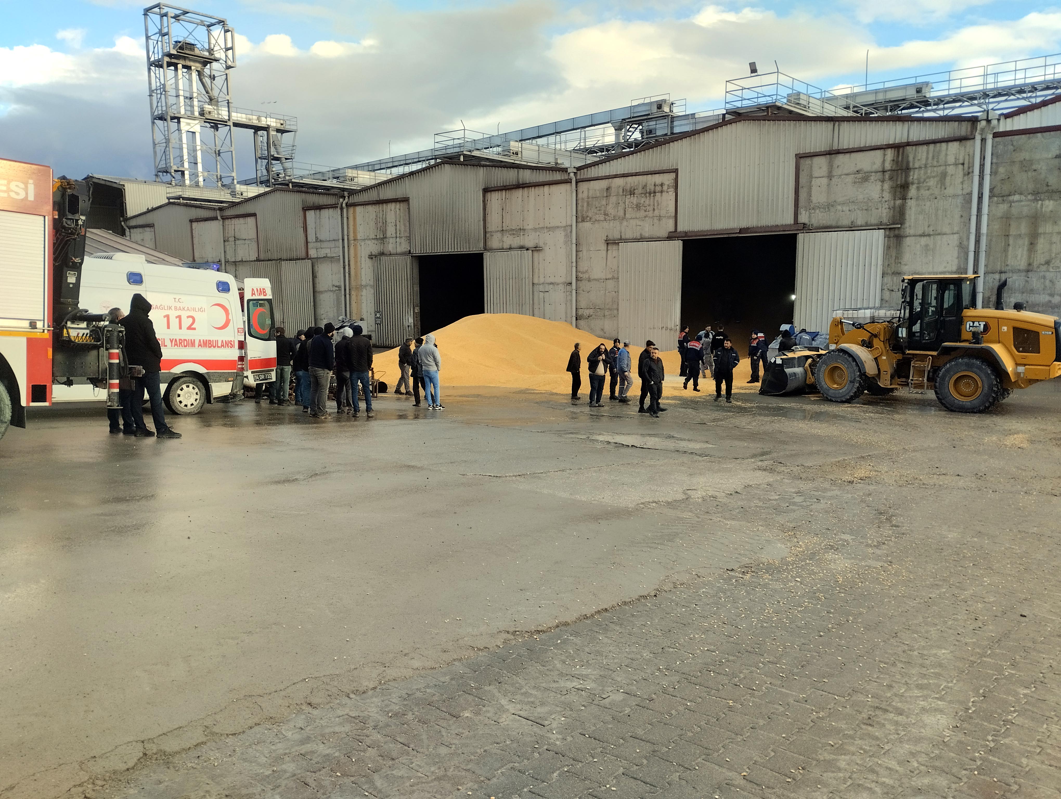 Bolu'da yem deposunda tonlarca mısırın altında kalan işçi öldü