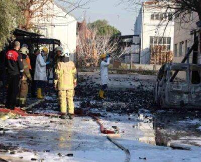 İzmir'de kozmetik deposunda çıkan yangında 1 işçi öldü, 3 yaralı var