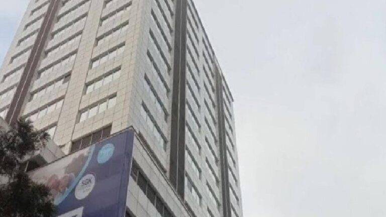 İzmir'de vinçle çıktıkları 10'uncu kattan düşen 2 işçi öldü 13 İzmir'de vinçle çıktıkları 10'uncu kattan düşen 2 işçi öldü