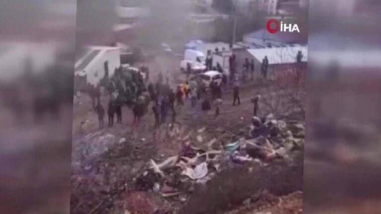 Kocaeli'de şantiyede çıkan yangında bir işçi hayatını kaybetti. 8 Kocaeli'de şantiyede çıkan yangında bir işçi hayatını kaybetti.