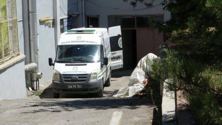 Malatya'da pres makinesine sıkışan işçi hayatını kaybetti 2 Malatya'da pres makinesine sıkışan işçi hayatını kaybetti