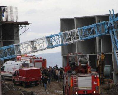 Manisa’da TOKİ inşaatında vinç devrildi: Faciayı önleyen 20 yaşındaki işçi yaşamını yitirdi