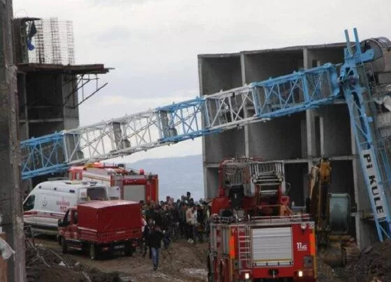 Manisa’da TOKİ inşaatında vinç devrildi: Faciayı önleyen 20 yaşındaki işçi yaşamını yitirdi