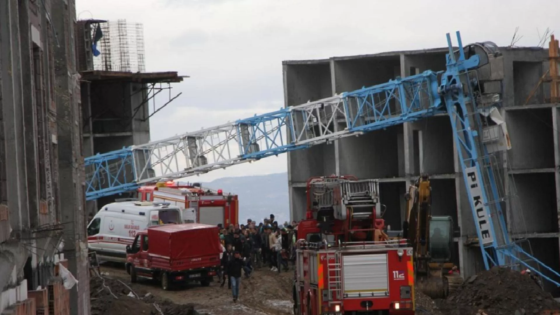 Manisa’da TOKİ inşaatında vinç devrildi: Faciayı önleyen 20 yaşındaki işçi yaşamını yitirdi
