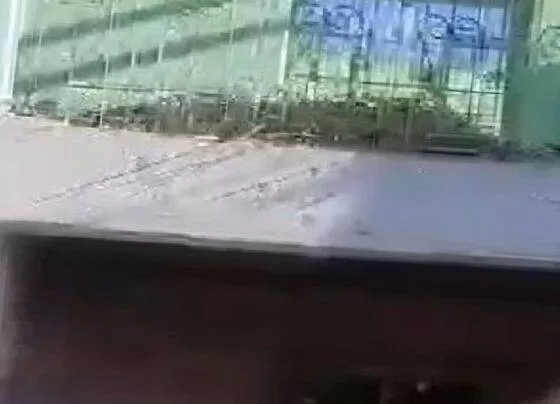 Elazığ'da yıkım sırasında çöken balkon altında kalan işçi hayatını kaybetti
