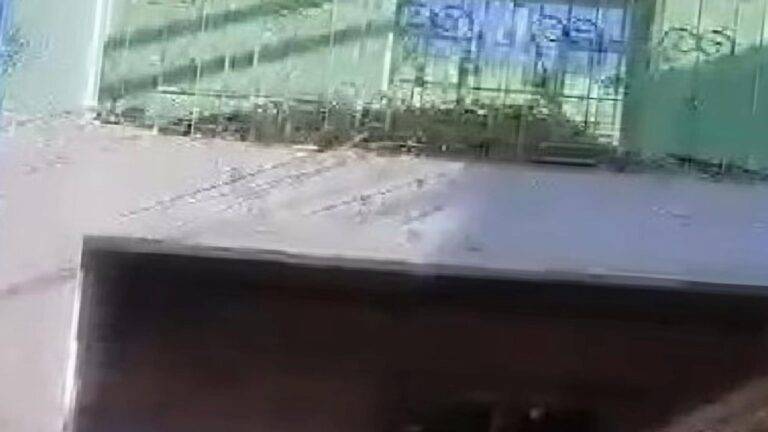 Elazığ'da yıkım sırasında çöken balkon altında kalan işçi hayatını kaybetti