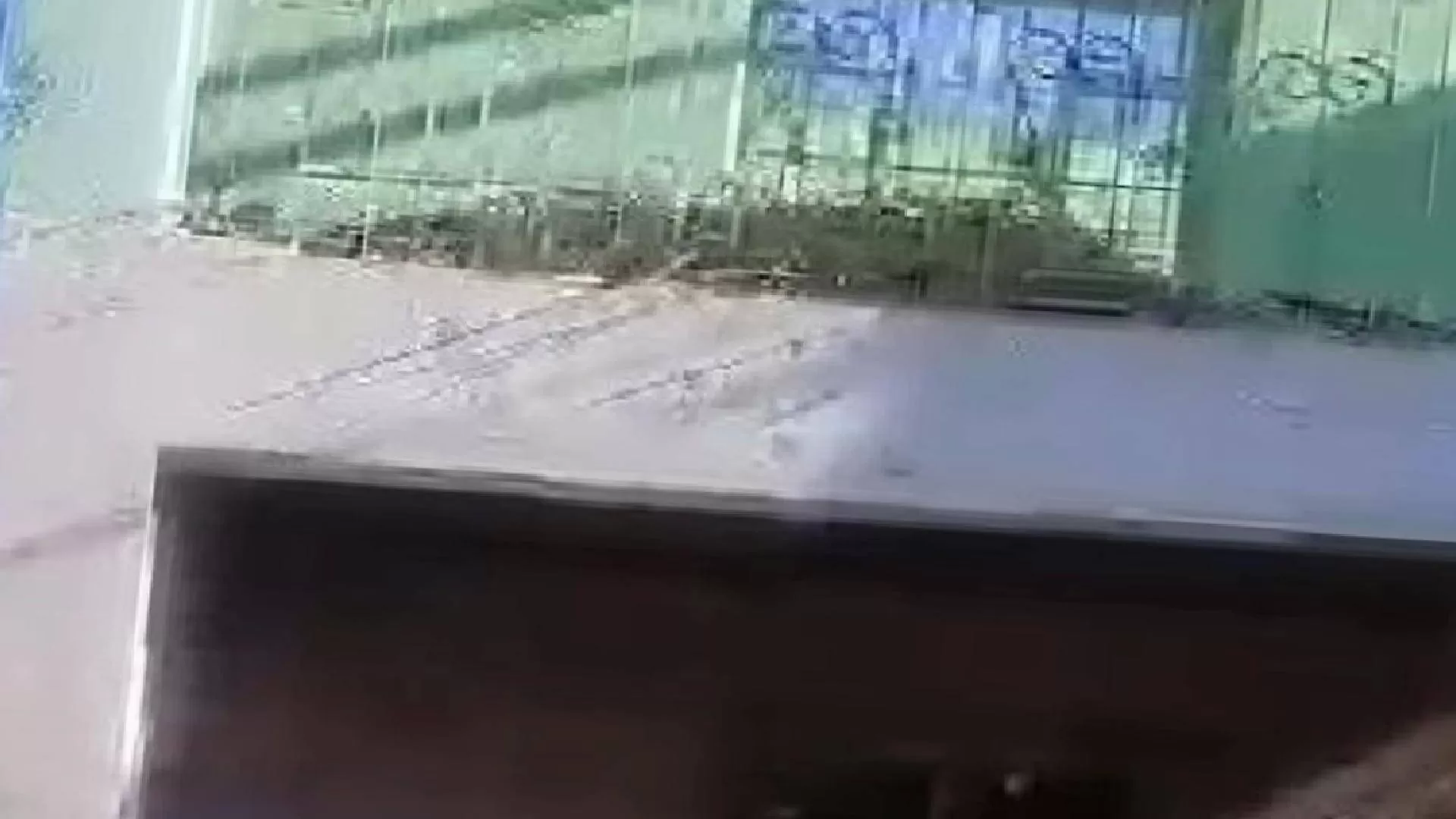 Elazığ'da yıkım sırasında çöken balkon altında kalan işçi hayatını kaybetti