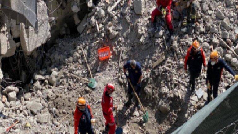 Ankara'da istinat duvarı çöktü, 18 yaşındaki işçi enkaz altında kaldı 16 Ankara'da istinat duvarı çöktü, 18 yaşındaki işçi enkaz altında kaldı