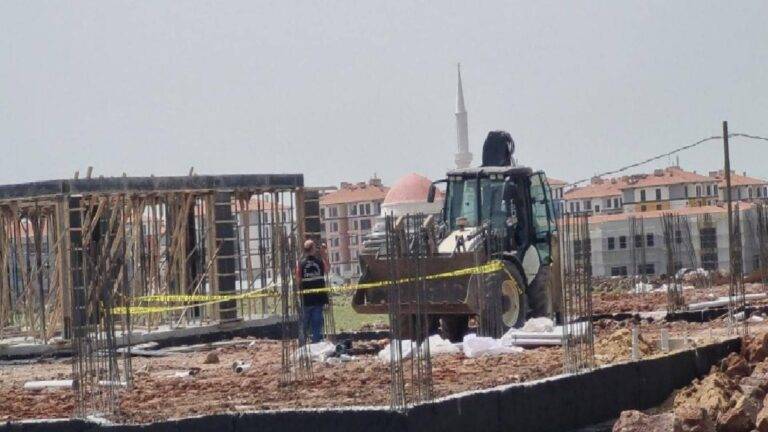 Diyarbakır'da üzerine inşaat demiri düşen işçi yaşamını kaybetti 16 Diyarbakır'da üzerine inşaat demiri düşen işçi yaşamını kaybetti