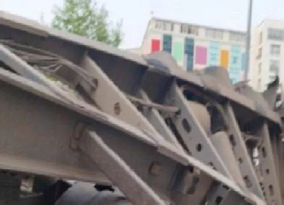 İstanbul Kartal'da kamyon dorsesinin altında kalan işçi hayatını kaybetti