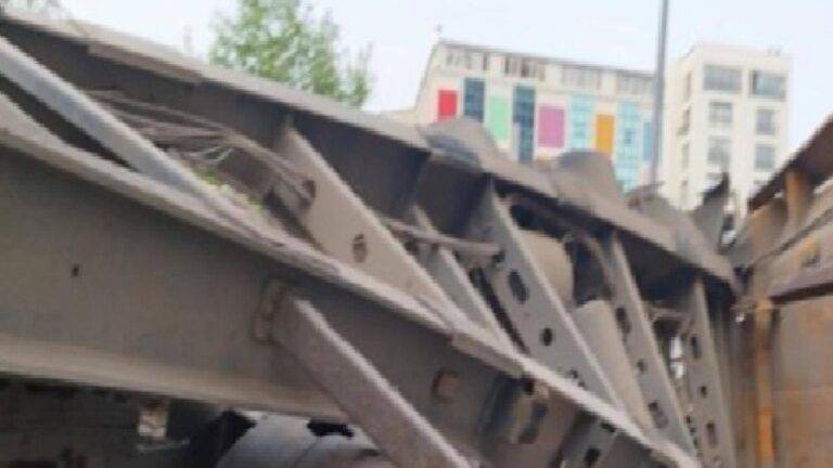 İstanbul Kartal'da kamyon dorsesinin altında kalan 51 yaşındaki işçi hayatını kaybetti 17 İstanbul Kartal'da kamyon dorsesinin altında kalan işçi hayatını kaybetti