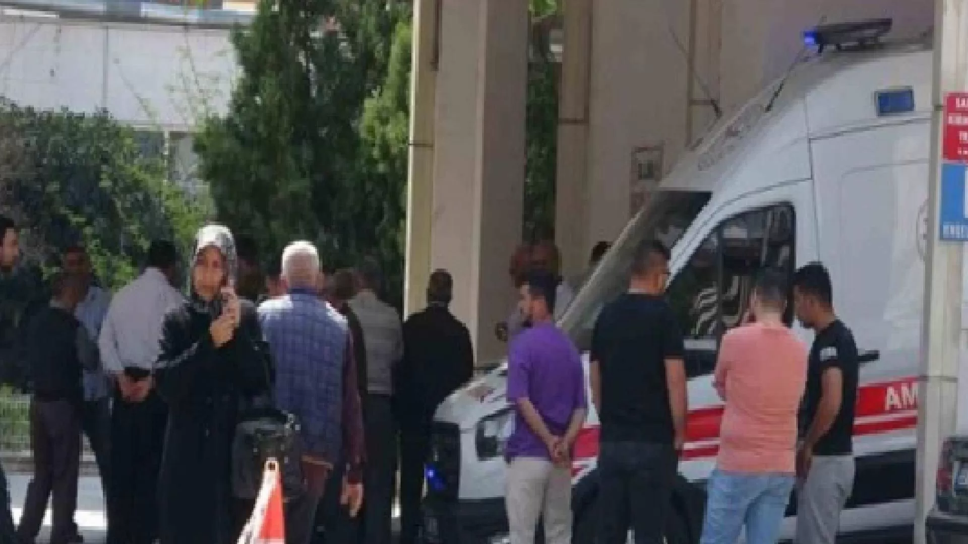 Mersin'de kepçenin altında kalan işçi yaşamını kaybetti