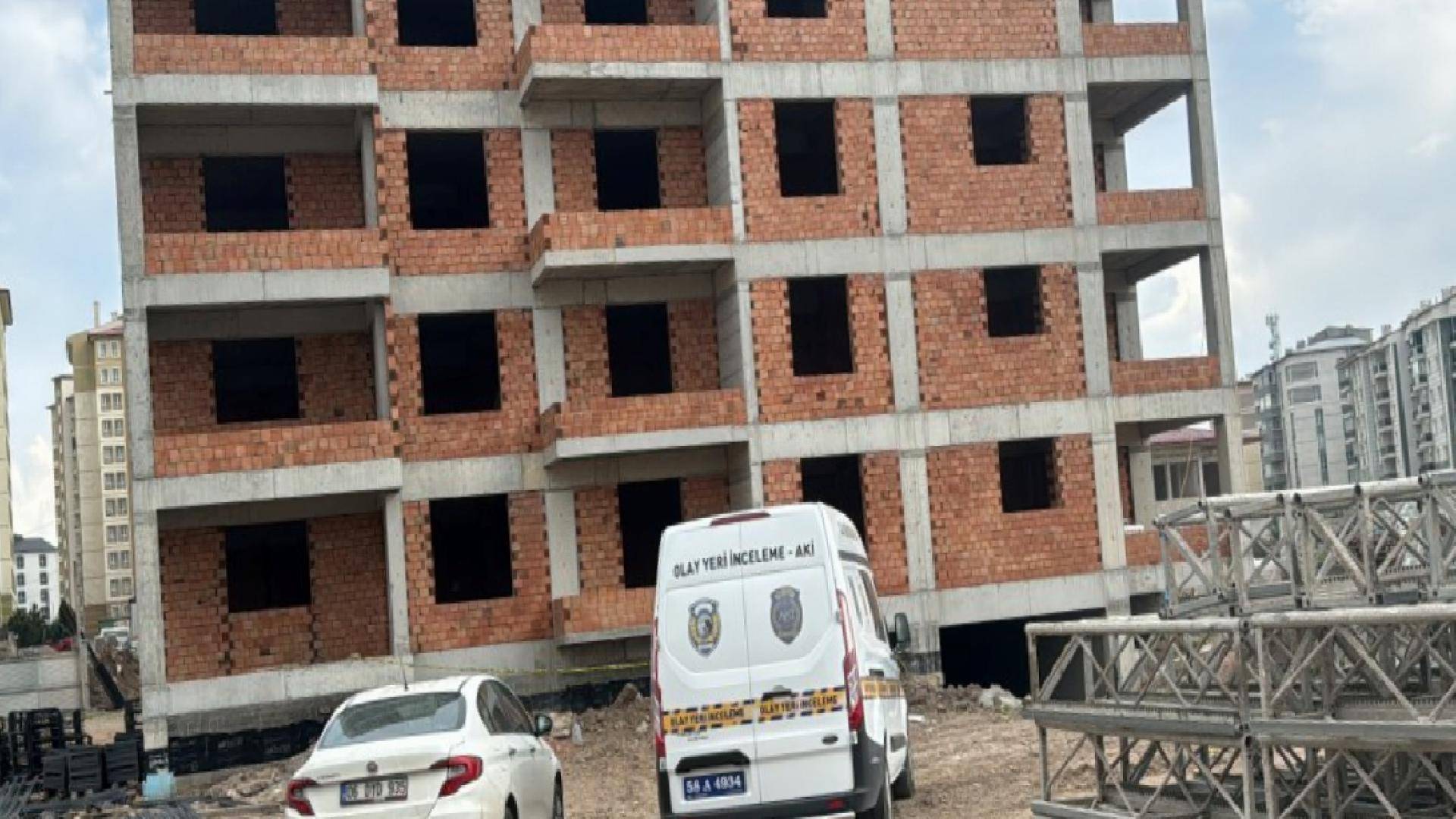 Sivas'ta 6'ncı kattan düşen 52 yaşındaki inşaat işçisi yaşamını kaybetti 1