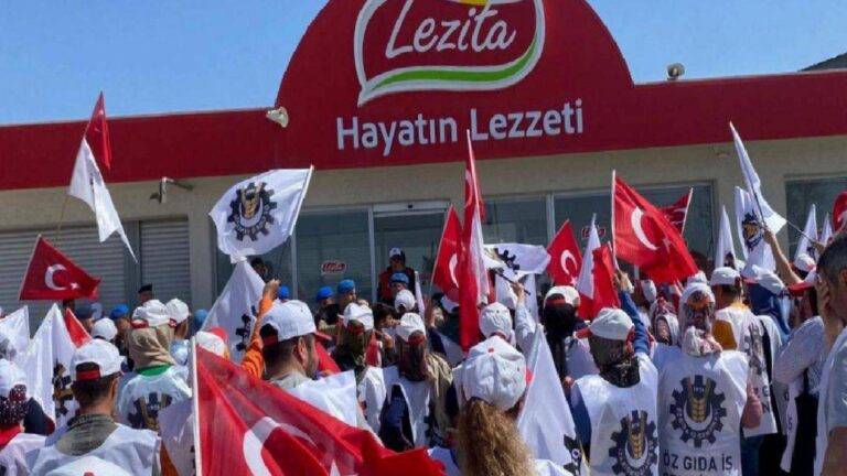 Türkiye'de Demokrasi: Sert müdahaleli Lezita grevinde Türk işçilerin yerine Hintli işçi aldılar! 3 Türkiye'de Demokrasi: Sert müdahaleli Lezita grevinde Türk işçilerin yerine Hintli işçi aldılar!
