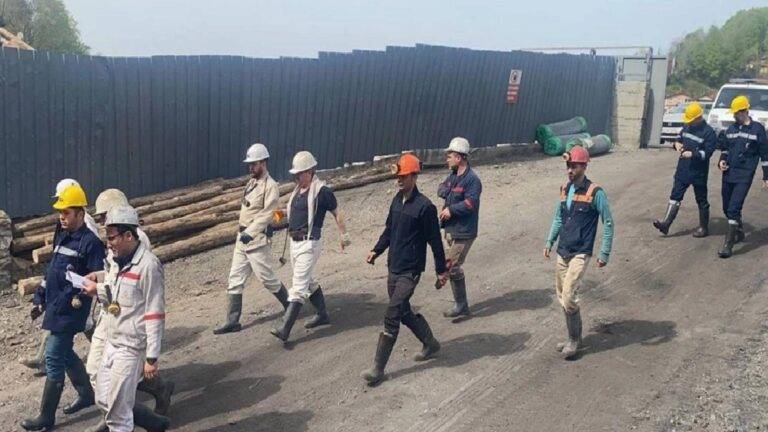 Zonguldak'ta maden ocağında elektrik çarpması sonucu 25 yaşındaki işçi yaşamını yitirdi. 15 Zonguldak'ta maden ocağında elektrik çarpması sonucu 25 yaşındaki işçi yaşamını yitirdi.