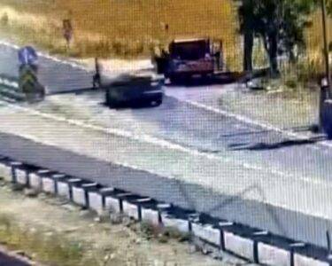 Tekirdağ'da karayolundaki olukları temizleyen 67 yaşındaki işçiye araç çarptı...