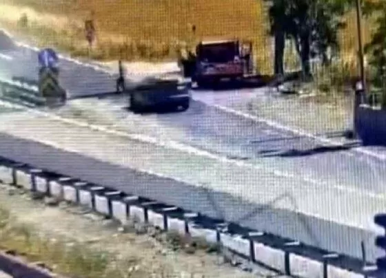Tekirdağ'da karayolundaki olukları temizleyen 67 yaşındaki işçiye araç çarptı...
