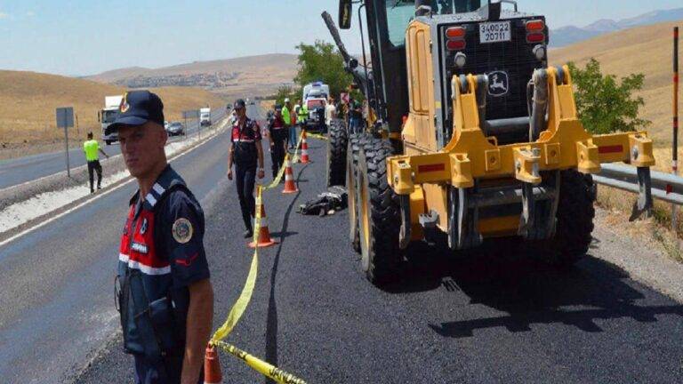 Greyderin altında kalan 61 yaşındaki emekli işçi hayatını kaybetti 3 Greyderin altında kalan 61 yaşındaki emekli işçi hayatını kaybetti 2