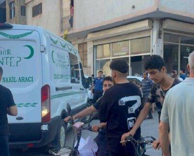 Olay, Gaziantep'teki fabrikanın üretim alanında meydana geldi. 21 yaşındaki Mustafa Taş’ın pres makinesine sıkıştığını gören mesai arkadaşları durumu 112 Acil Çağrı Merkezi'ne bildirdi.