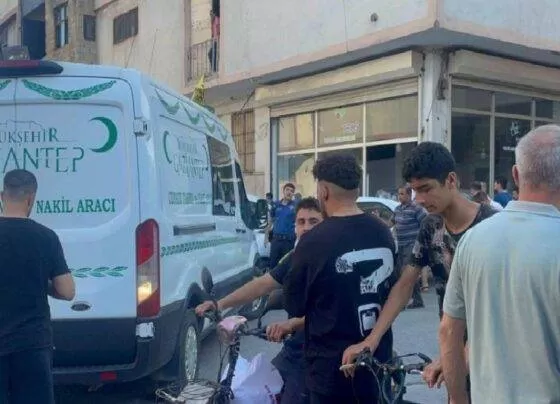 Olay, Gaziantep'teki fabrikanın üretim alanında meydana geldi. 21 yaşındaki Mustafa Taş’ın pres makinesine sıkıştığını gören mesai arkadaşları durumu 112 Acil Çağrı Merkezi'ne bildirdi.