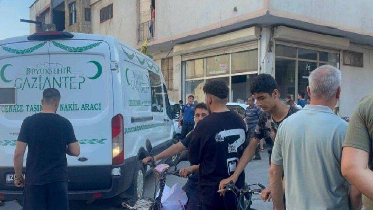 Gaziantep'te pres makinesine sıkışan 21 yaşındaki işçi hayatını kaybetti 15 Olay, Gaziantep'teki fabrikanın üretim alanında meydana geldi. 21 yaşındaki Mustafa Taş’ın pres makinesine sıkıştığını gören mesai arkadaşları durumu 112 Acil Çağrı Merkezi'ne bildirdi.