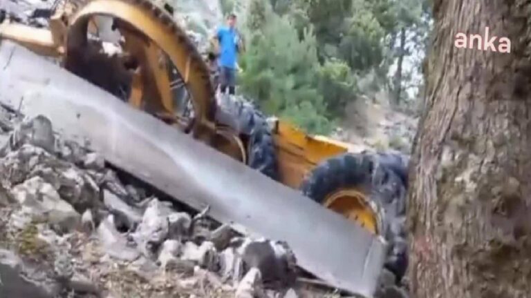 İş makinesiyle uçurumdan yuvarlanan 47 yaşındaki işçi hayatını kaybetti 4 İş makinesiyle uçurumdan yuvarlanan 47 yaşındaki işçi hayatını kaybetti