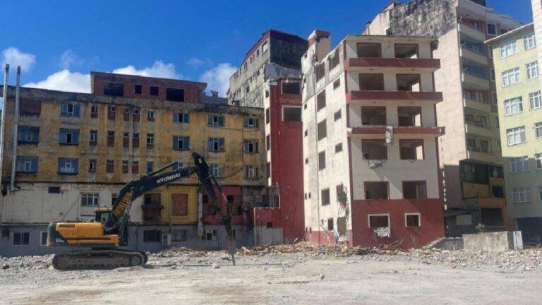 İş güvenliğini hiçe saydılar: İşçiler içindeyken yıkıma başladılar 2