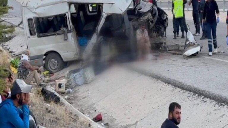 Karaman'da işçi servisi kazasında 2 kişi hayatını kaybetti, 13 kişi yaralandı 6 Karaman'da işçi servisi kazasında 2 kişi hayatını kaybetti, 13 kişi yaralandı