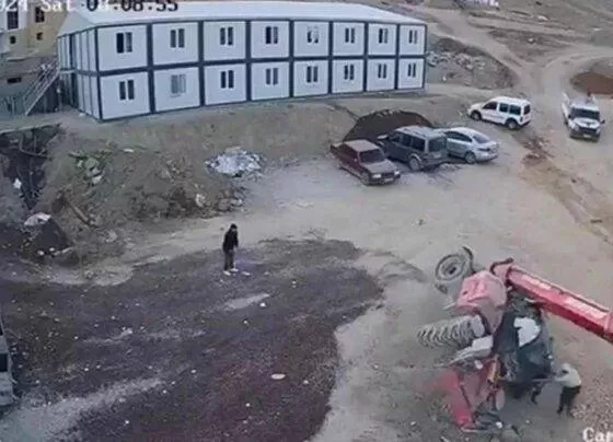 Elazığ'da devrilen iş makinesiniın altında kalan 2 genç işçi hayatını kaybetti!
